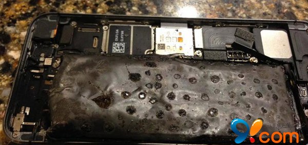 iPhone 5s电池莫名着火膨胀 房间烟雾弥漫