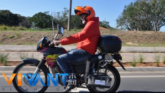 巴西公务员研发用水作燃料的摩托车，1升水跑500公里(网页截图)