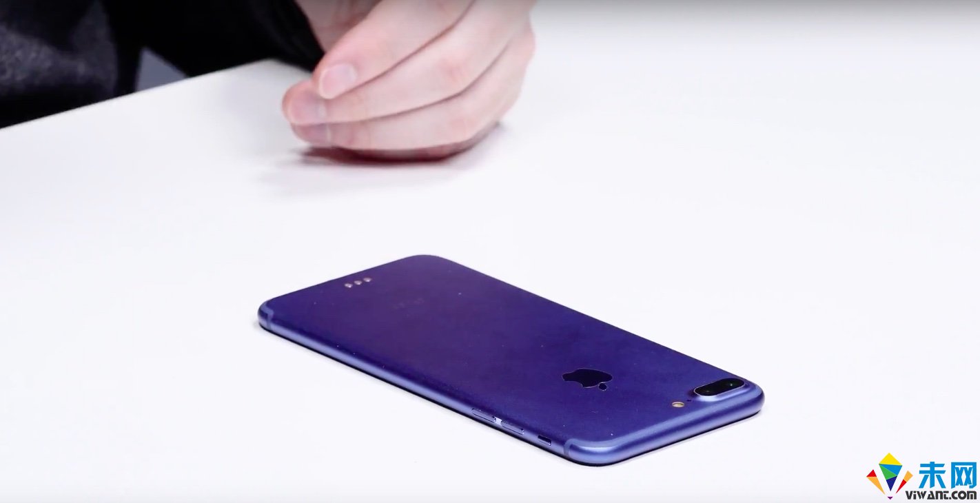 iPhone-7-Plus-blue-mockup-Unbox-Therapy-003.jpg