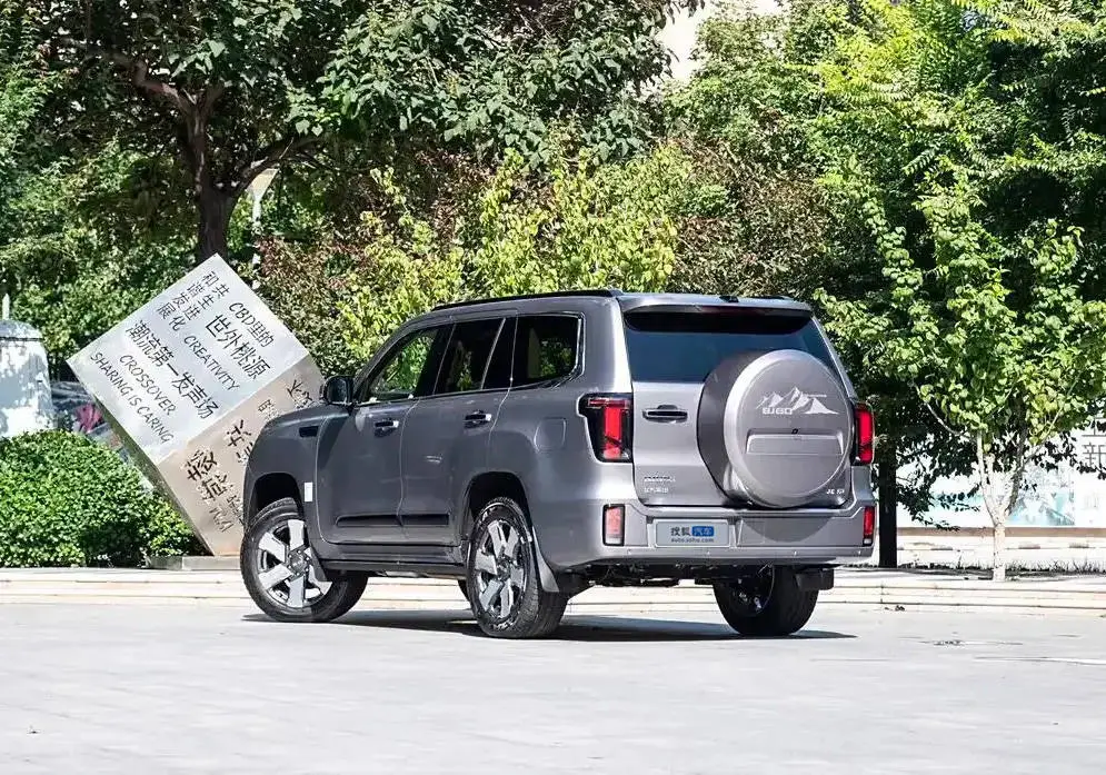 硬汉也玩电！BJ60雷霆行政版即将解锁，续航破千的“黑武士”来了！ -1