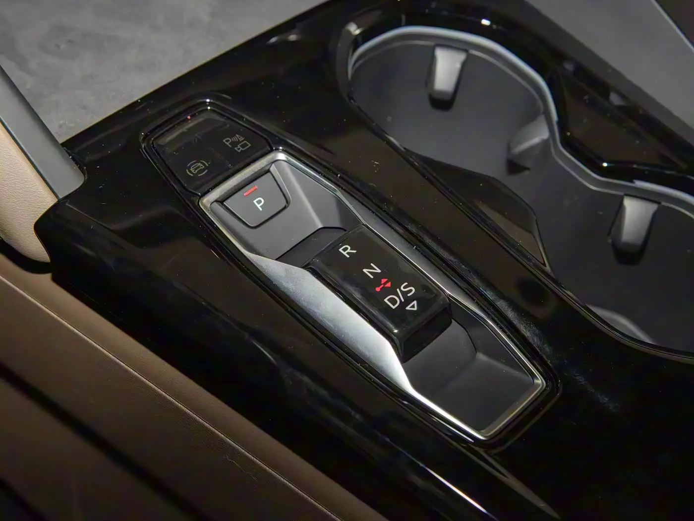 别急眼！新奥迪Q5L“降价增配”杀到，华为智驾上车，31万起预售香爆了？ -1