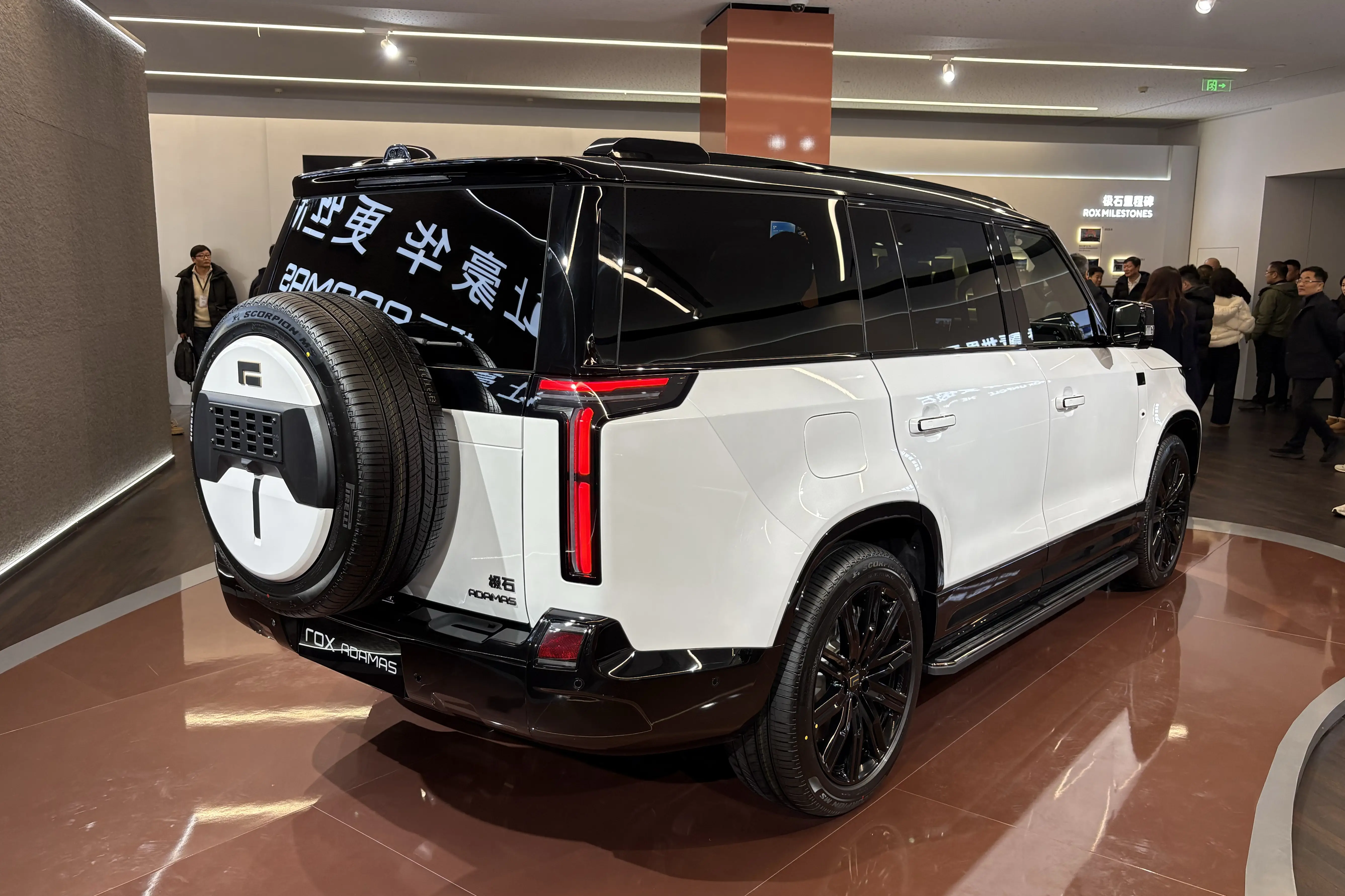 33.49万起！硬核“方盒子” 极石ADAMAS续航破1400km -1