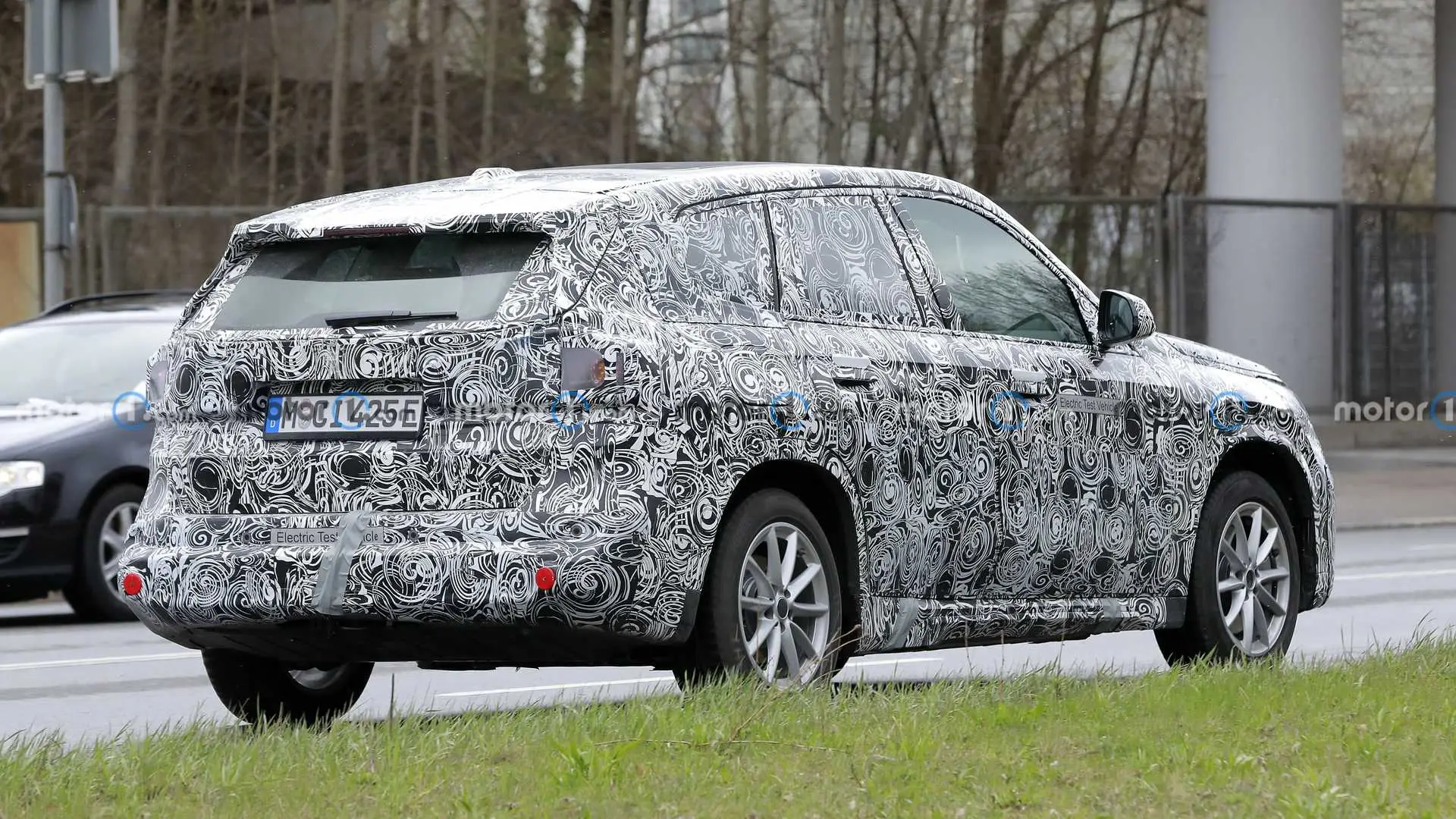 宝马iX1彻底换代!全景玻璃投影+圆柱电池,2028年续航冲刺600公里 -1 宝马iX1彻底换代!全景玻璃投影+圆柱电池,2028年续航冲刺600公里 -1