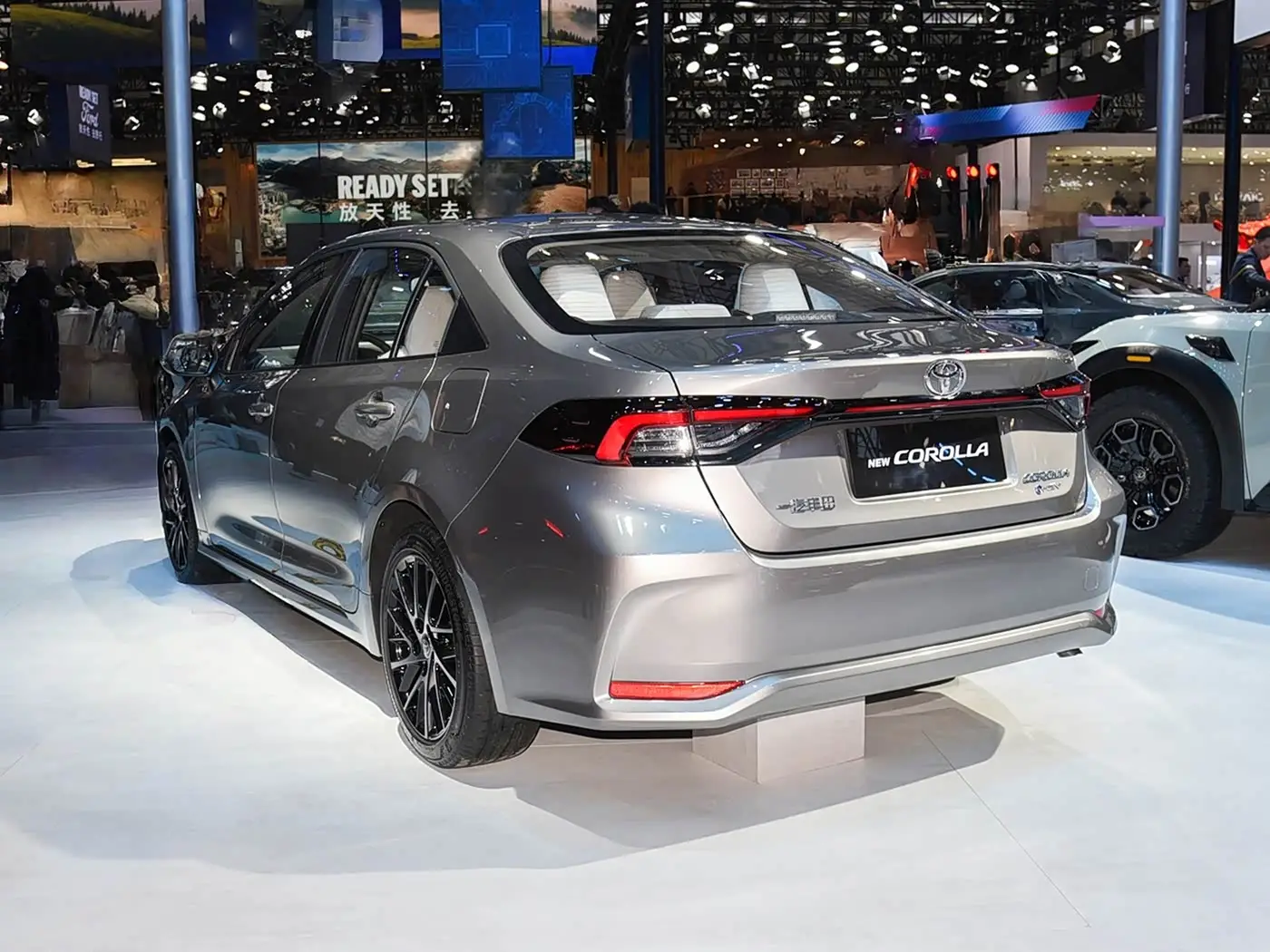 丰田杀疯了？新卡罗拉直降3万，轴距还偷师亚洲狮 -1