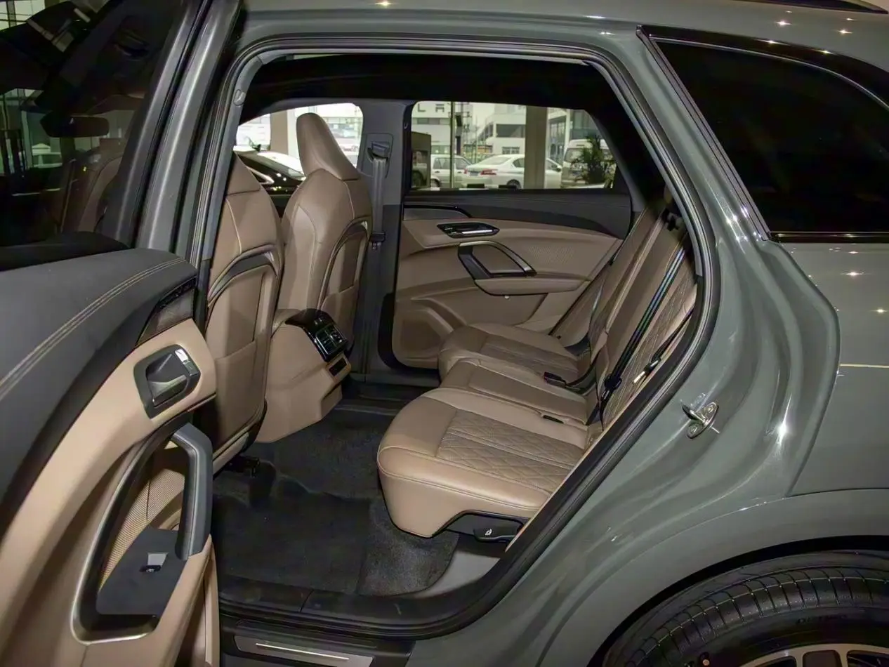 别急眼！新奥迪Q5L“降价增配”杀到，华为智驾上车，31万起预售香爆了？ -1