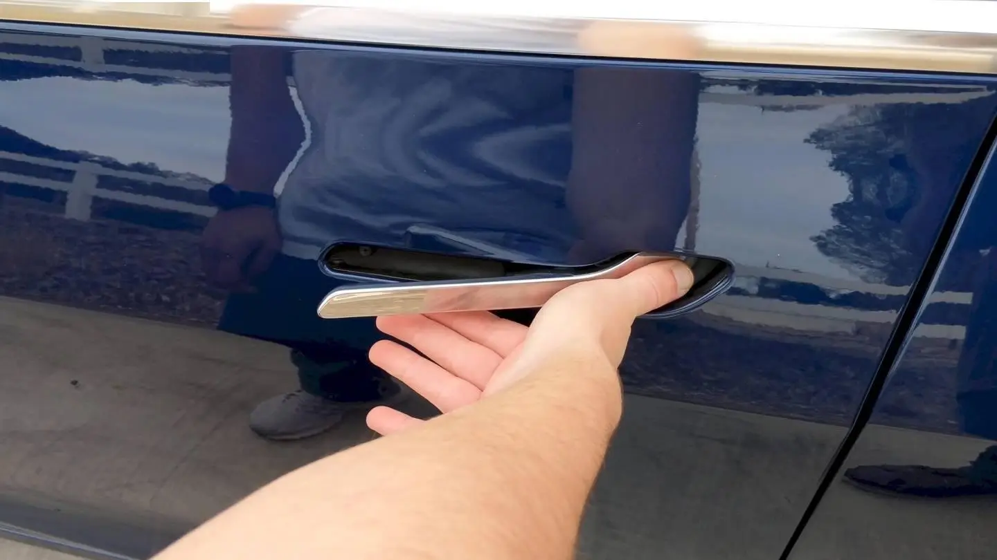 特斯拉追求极致简洁被质疑：省了门把手，却搭上人命？ -1