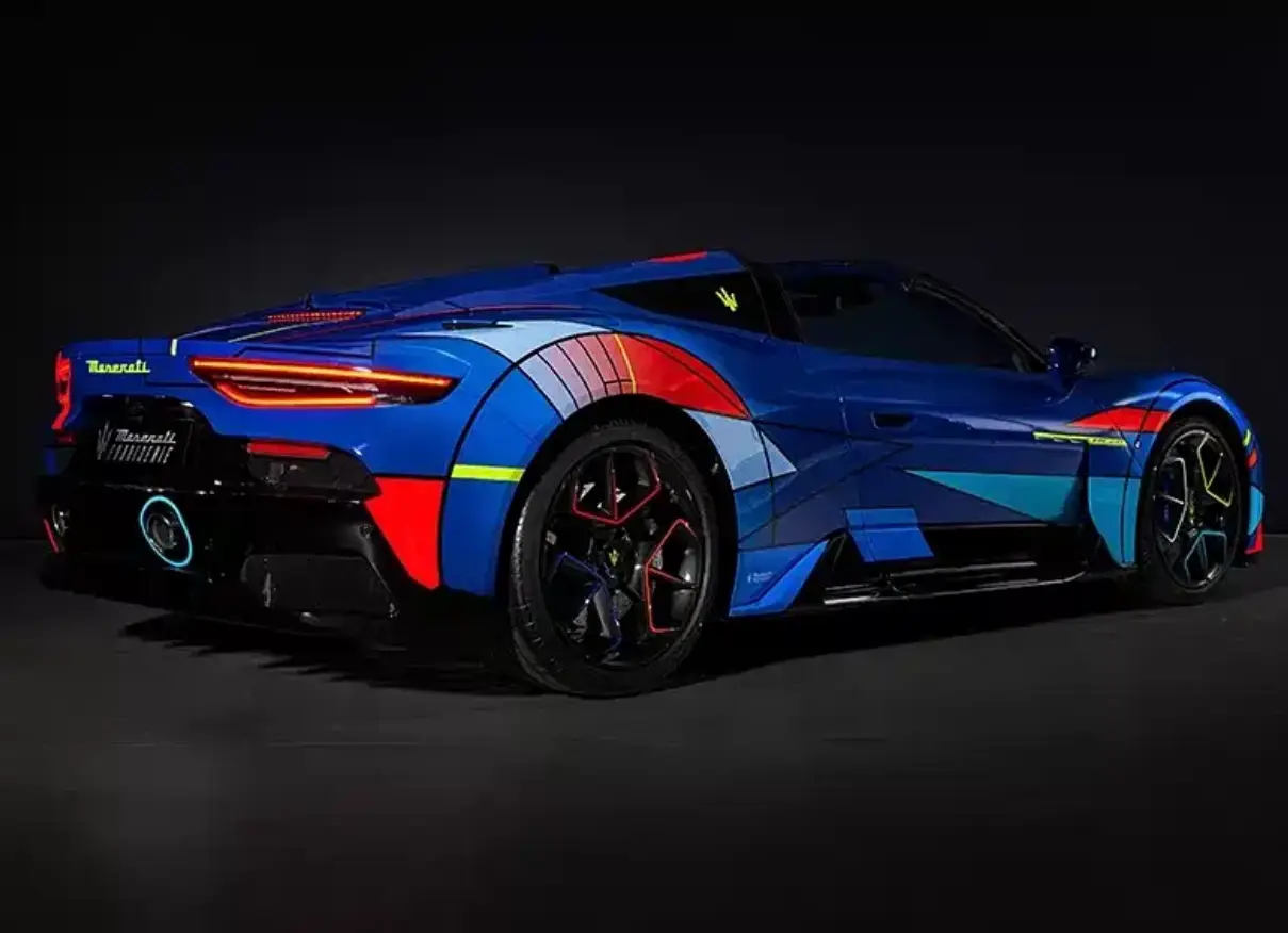 十五种色彩手工涂装，这台玛莎拉蒂MC20是能开的抽象画！ -1