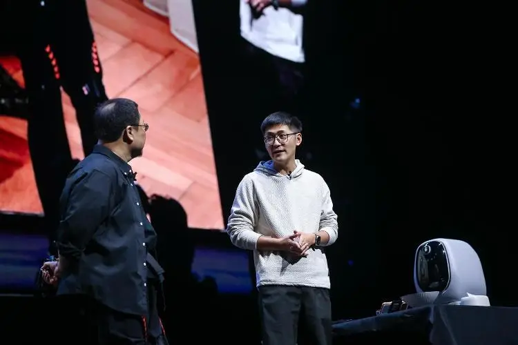 科技春晚回归！罗永浩迟到40分钟，最后竟用无人机“撒钱”退票？ -1