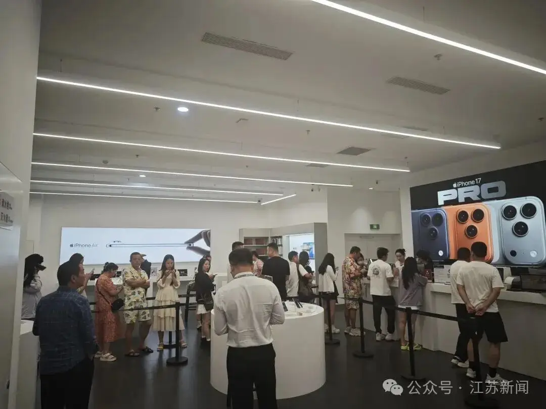 免税狂欢夜！海南封关首日：iPhone排长队，榴莲秒空，机票预订翻番！ -1