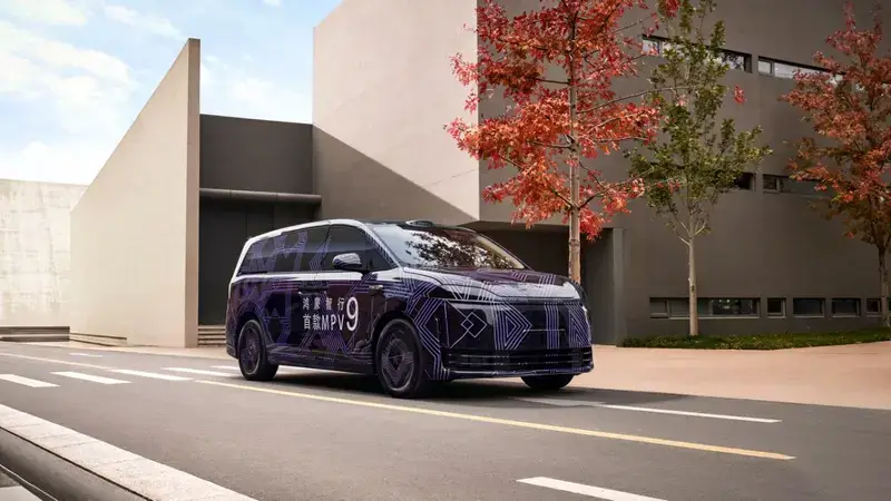 鸿蒙智行首款MPV智界V9亮相！二排座椅能转出“对坐会客厅” -1