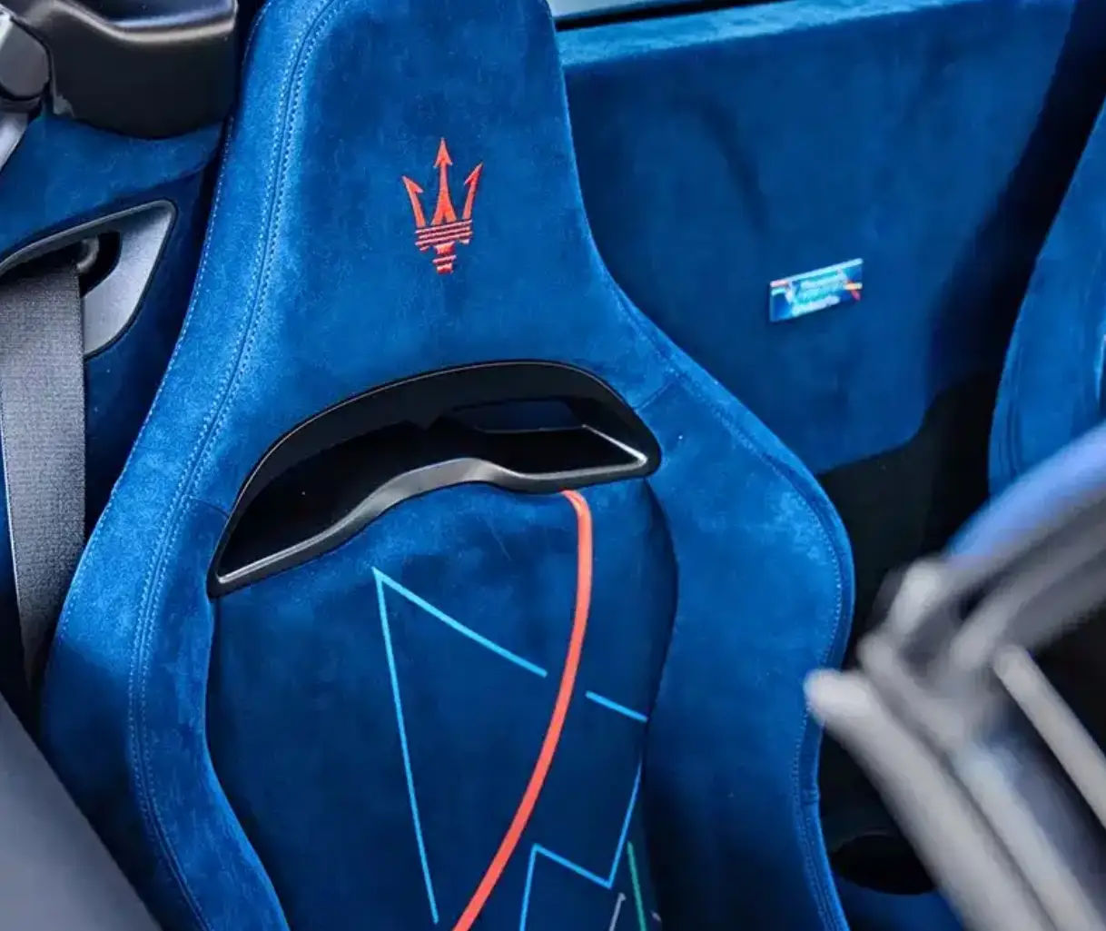 十五种色彩手工涂装，这台玛莎拉蒂MC20是能开的抽象画！ -1