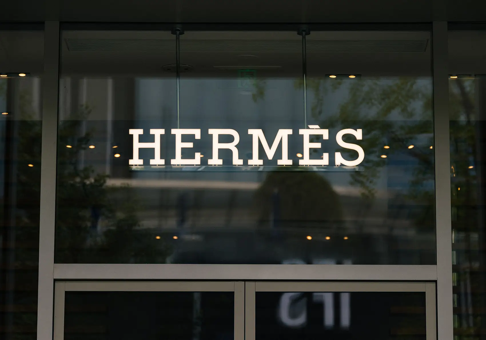 反转离奇！82岁爱马仕富豪告LV老板诈骗，百亿股份失踪，财务顾问竟突遭火车撞亡 -1