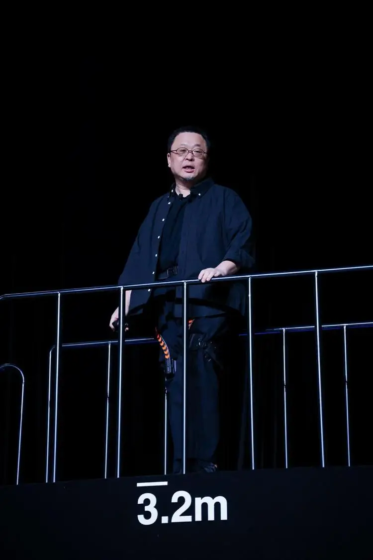 科技春晚回归！罗永浩迟到40分钟，最后竟用无人机“撒钱”退票？ -1