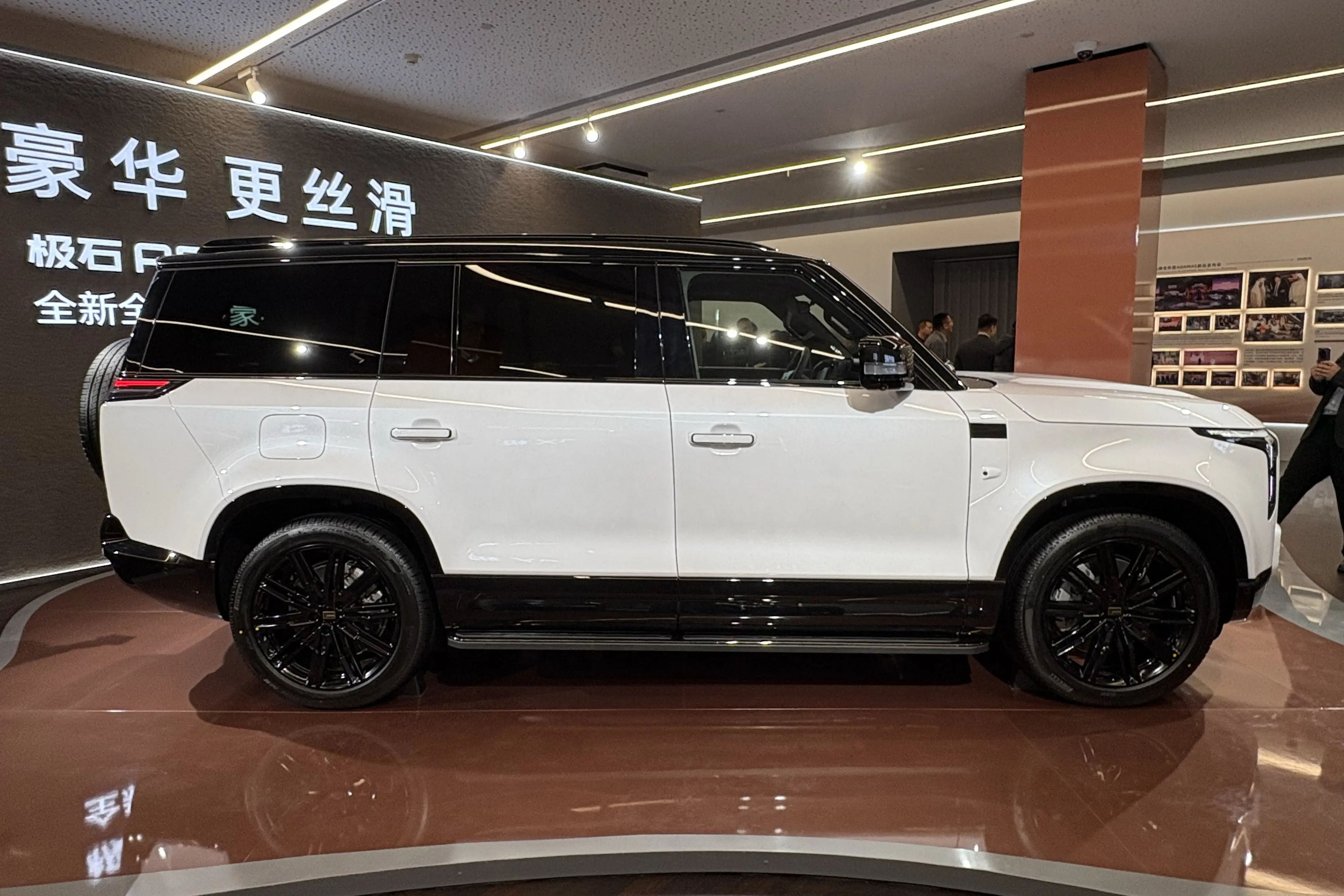 33.49万起！硬核“方盒子” 极石ADAMAS续航破1400km -1