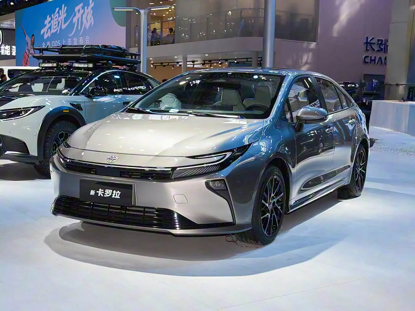 丰田杀疯了？新卡罗拉直降3万，轴距还偷师亚洲狮 -1