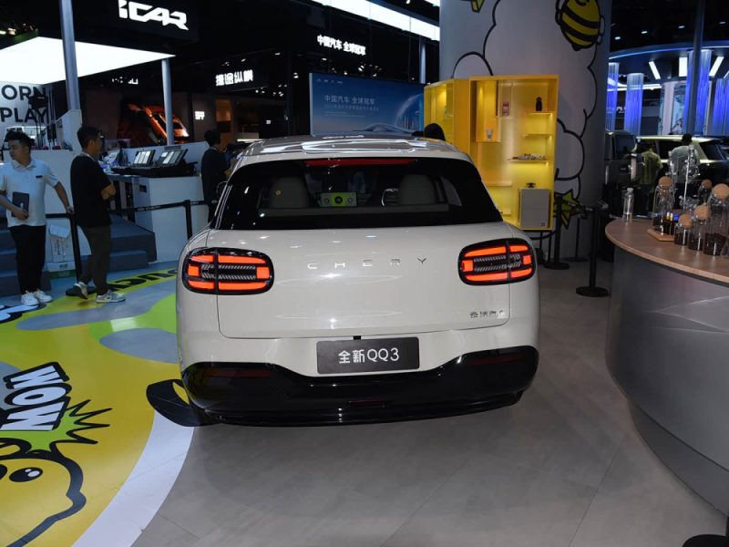 奇瑞QQ3复活杀回！轴距2米7+15.6寸大屏，能卷得过比亚迪海鸥吗？ -1