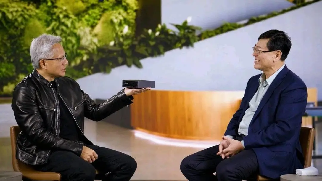 元庆对话老黄！放话未来两年再飙五倍增长，AI宇宙这次玩真的？ -1