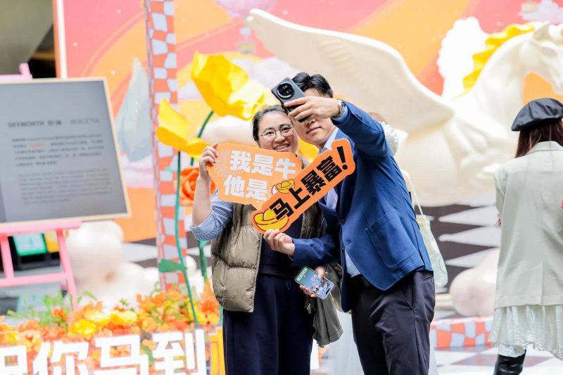 深圳人元旦朋友圈被它刷爆！爱马仕设计师+飞马棋盘，这台电视藏得太深了！ -1