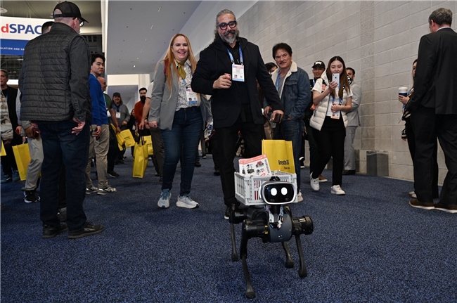 CES 2026 爆火出圈,Vbot超能机器狗开启全球消费级具身智能时代 -3 CES 2026 爆火出圈,Vbot超能机器狗开启全球消费级具身智能时代 -3