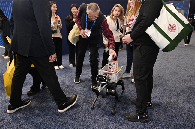 CES 2026 爆火出圈,Vbot超能机器狗开启全球消费级具身智能时代 -4 CES 2026 爆火出圈,Vbot超能机器狗开启全球消费级具身智能时代 -4