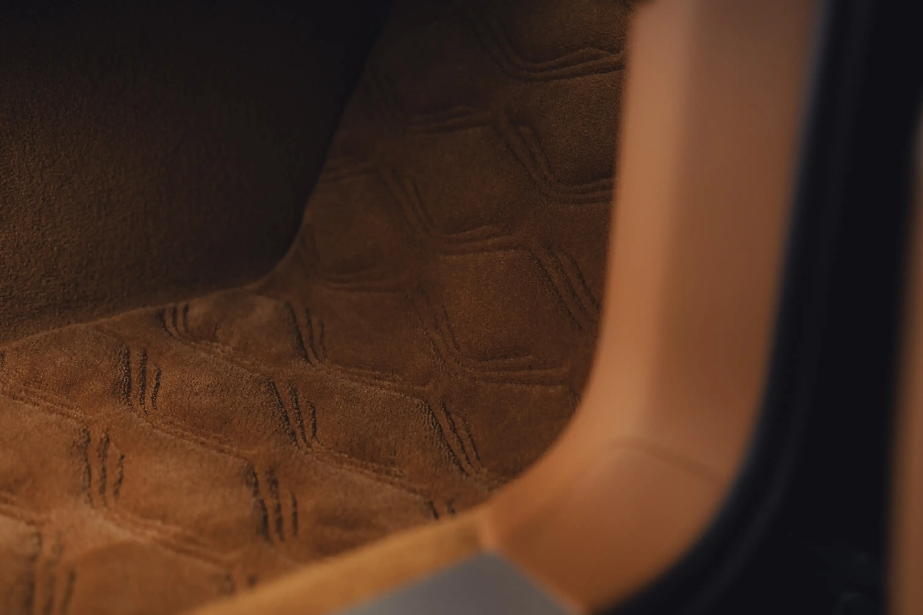 宾利玩家终极炫技！第四台Batur敞篷版交付，居然还有“签名灯”？ -1