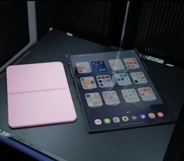 苹果首款折叠屏iPhone爆料来了！7.8英寸内折设计、2nm芯片 -1