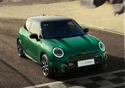 反骨配色！49% MINI车主拒绝黑白灰，把车开成彩虹 -1