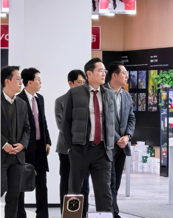 三星掌门人“闪现”京东MALL!5万平科技地标,藏着中国消费的真正能量? -1 三星掌门人“闪现”京东MALL!5万平科技地标,藏着中国消费的真正能量? -1