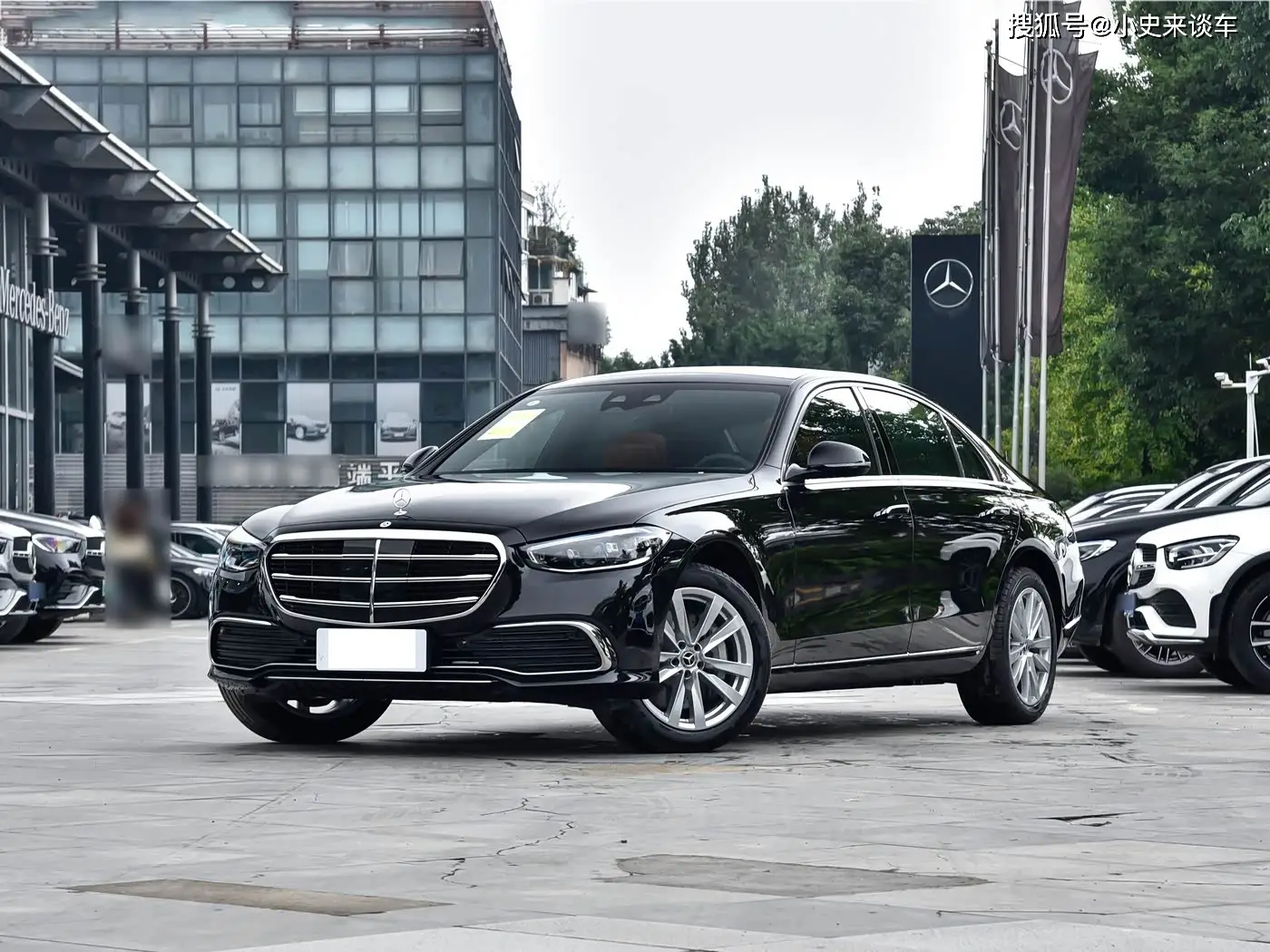 96万起！新款奔驰S级发布：超联屏+自研系统，连车标都能发光！ -1