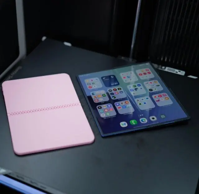 苹果首款折叠屏iPhone爆料来了！7.8英寸内折设计、2nm芯片 -1