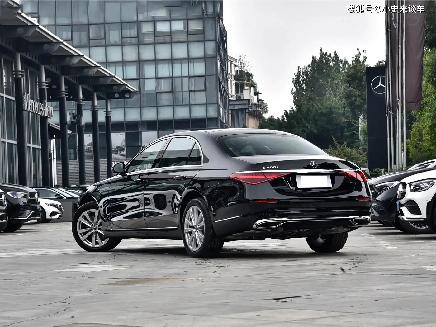 96万起！新款奔驰S级发布：超联屏+自研系统，连车标都能发光！ -1