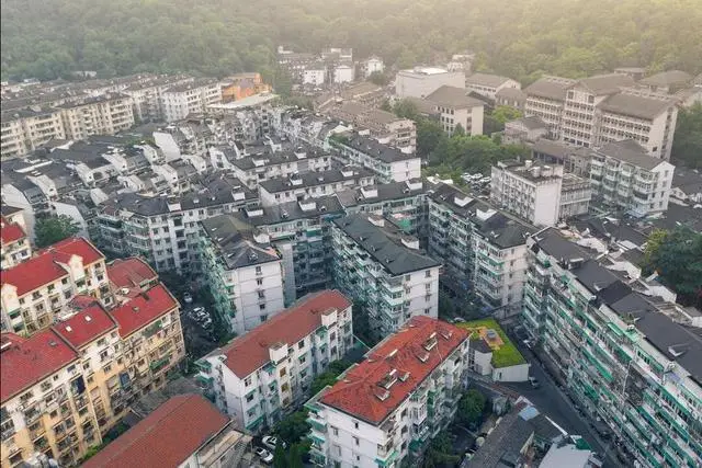 楼市惊现“折叠区”：有人七折跑路，有人35岁还在租房 -1