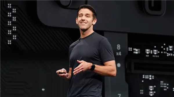 65岁的库克，把万亿苹果的钥匙交给了他？ -1