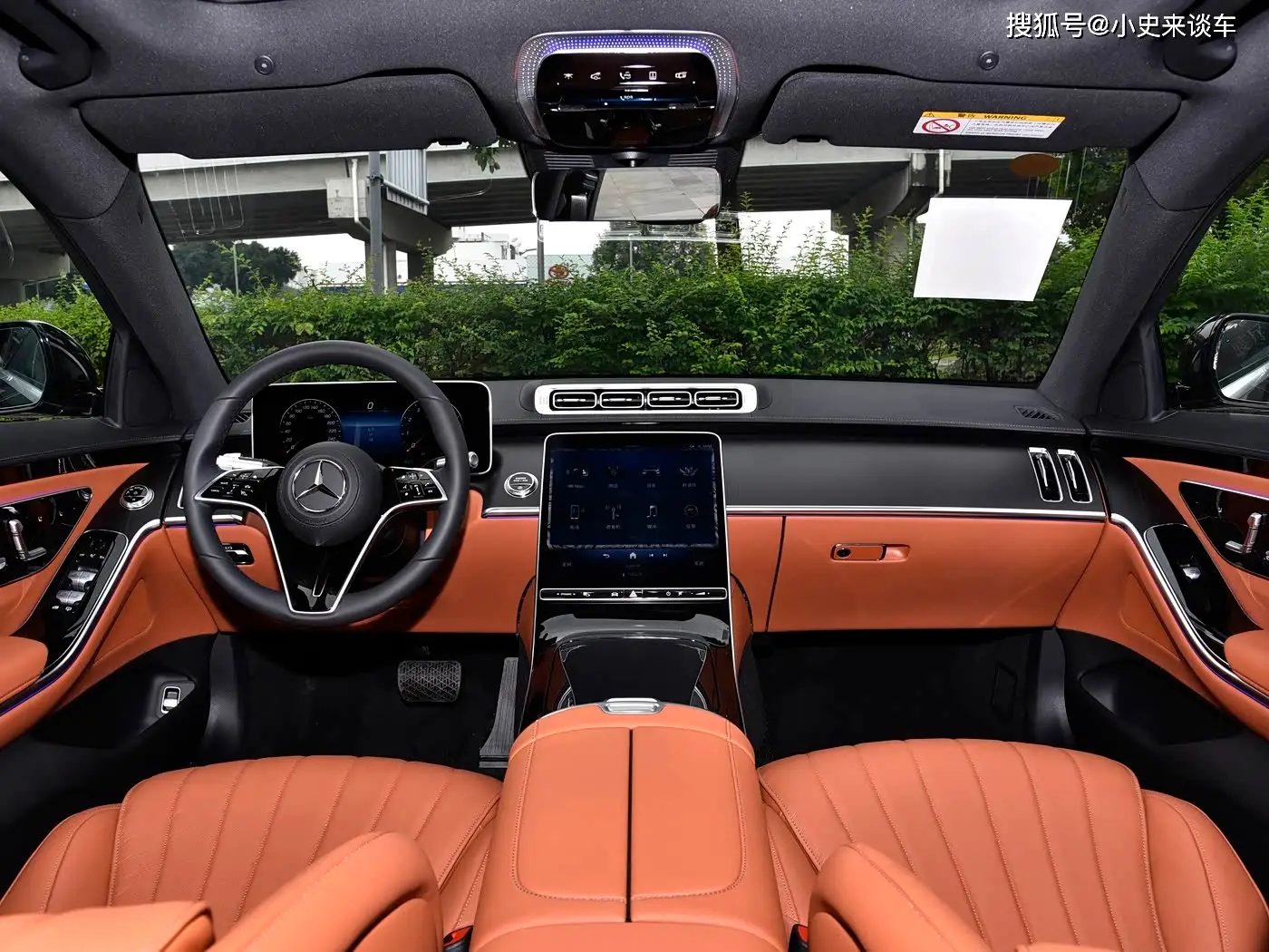 96万起！新款奔驰S级发布：超联屏+自研系统，连车标都能发光！ -1
