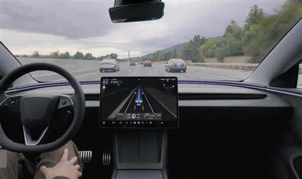 马斯克爆料：满血版特斯拉FSD“下月获批”？ -1