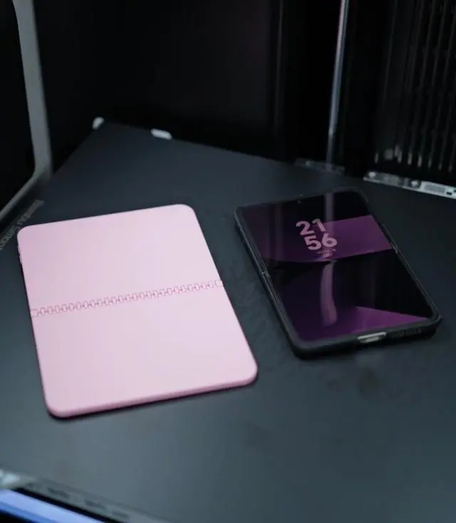 苹果首款折叠屏iPhone爆料来了！7.8英寸内折设计、2nm芯片 -1