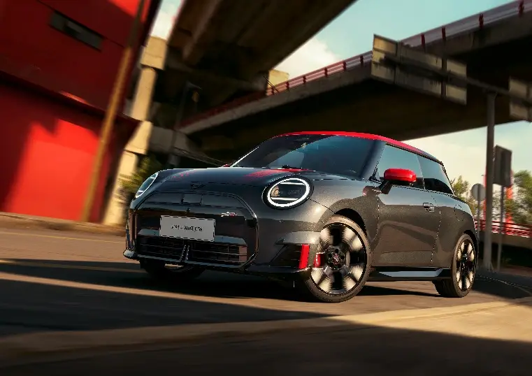 反骨配色！49% MINI车主拒绝黑白灰，把车开成彩虹 -1