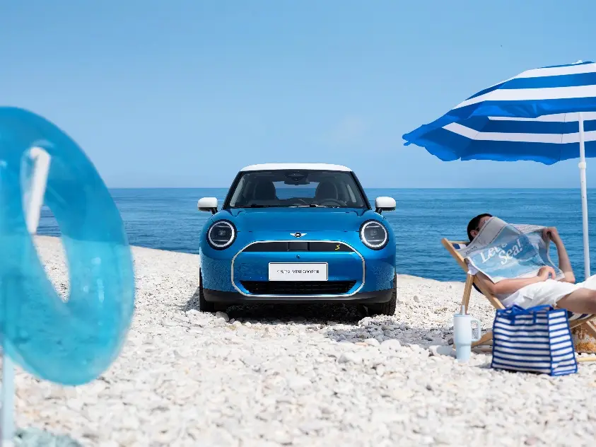 反骨配色！49% MINI车主拒绝黑白灰，把车开成彩虹 -1