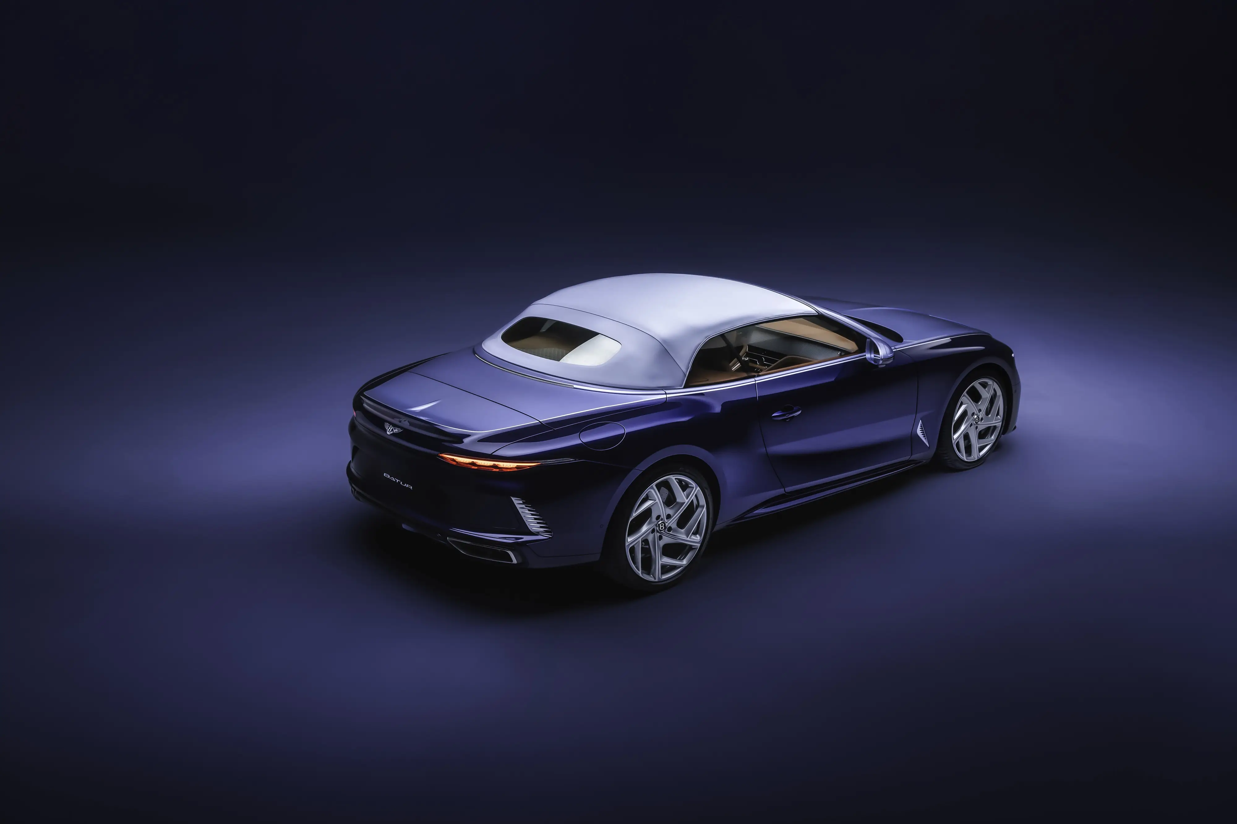 宾利玩家终极炫技！第四台Batur敞篷版交付，居然还有“签名灯”？ -1