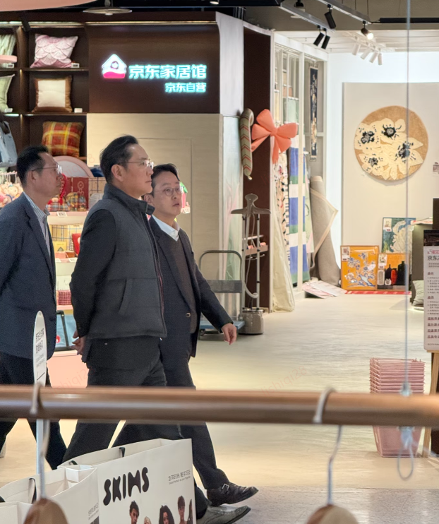 三星掌门人“闪现”京东MALL!5万平科技地标,藏着中国消费的真正能量? -1 三星掌门人“闪现”京东MALL!5万平科技地标,藏着中国消费的真正能量? -1