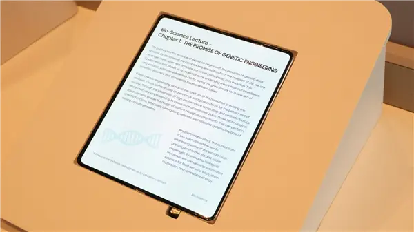 折叠屏折痕终成历史！三星黑科技让屏幕彻底“躺平” -1