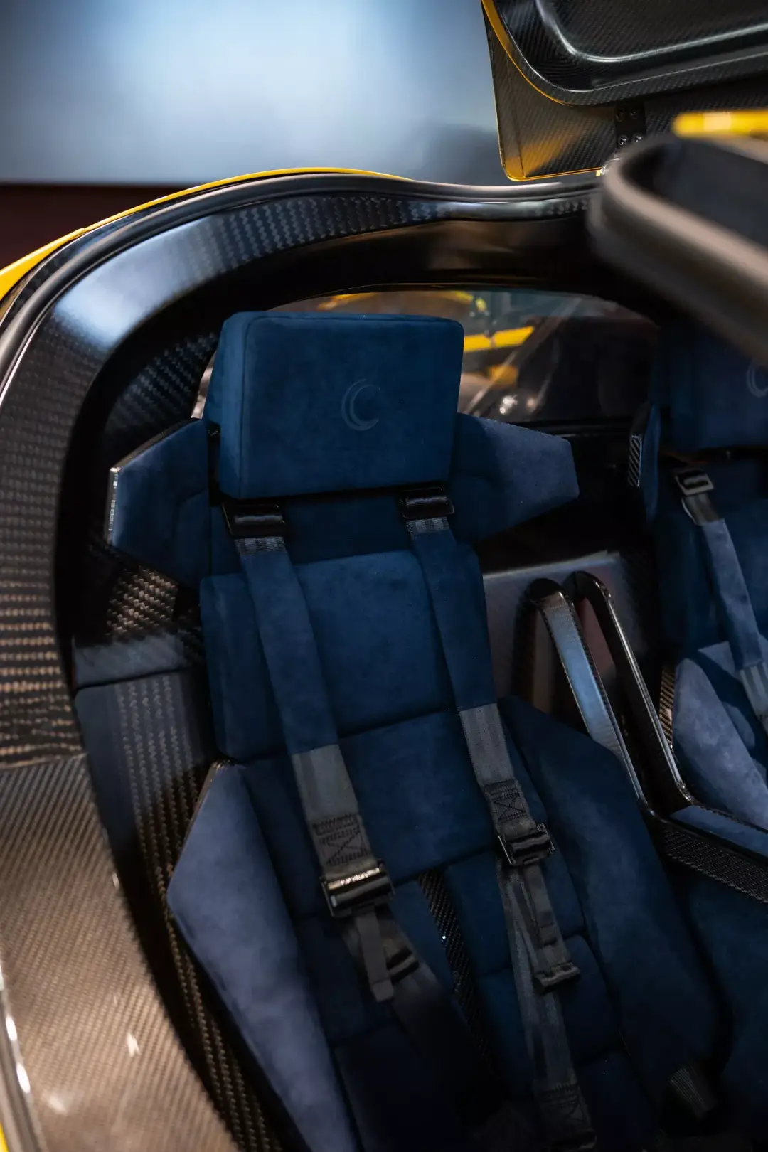 德意美“混血猛兽”！888马力手动V8，3秒破百，叫板法拉利布加迪？ -1