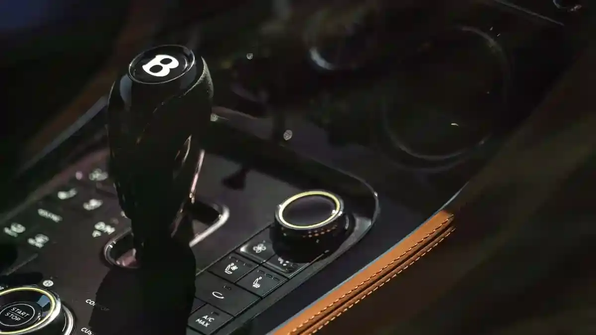 V8混动猛兽出世！新宾利欧陆GT S纯电竟能跑80km，性能反超W12！ -1