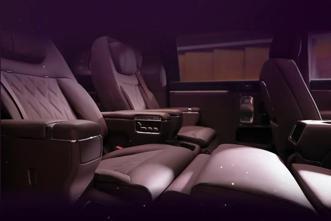 50万级MPV市场要变天？智界V9首发绒霞紫内饰+华为增程系统 -1