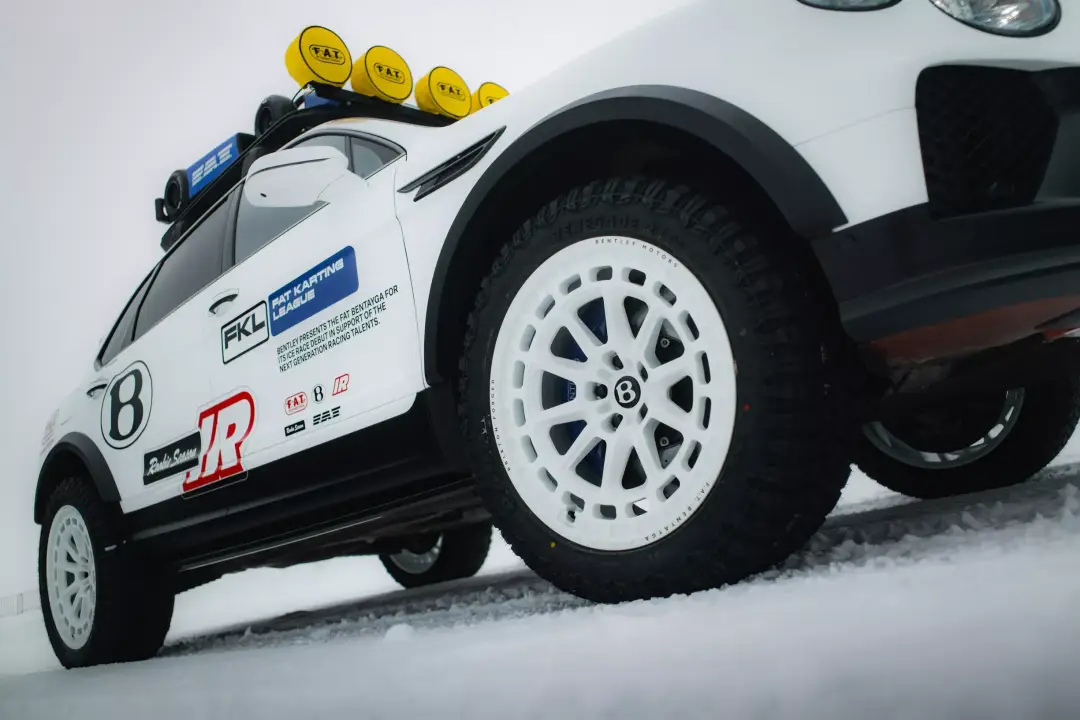 宾利也玩硬核越野？添越X概念车直接开上专业赛道！ -1