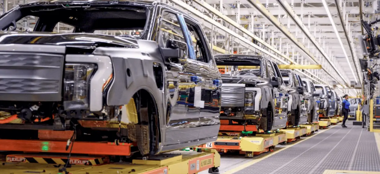 特斯拉卖爆全靠“不改款”？国家出手治汽车界“快时尚” -1