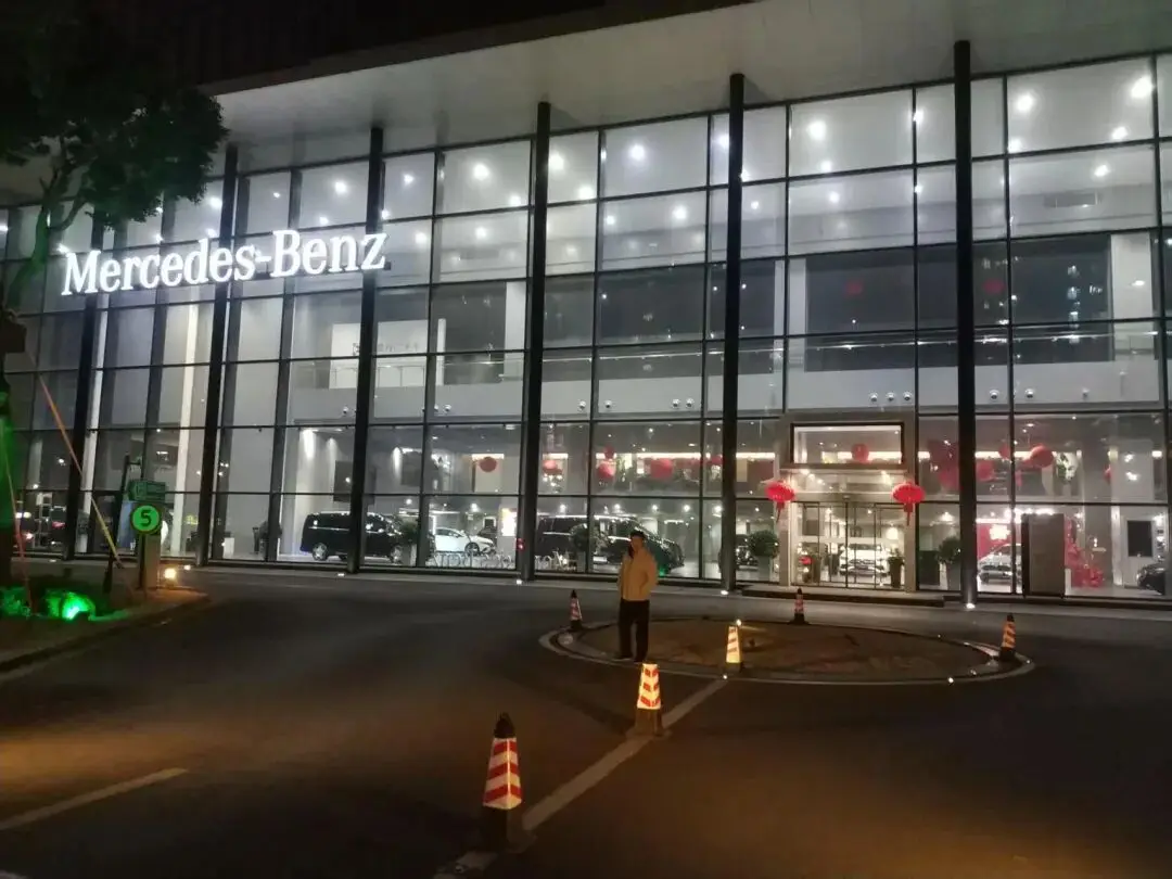 奔驰也绷不住了？官降10%只是“数字游戏”，经销商：落地价根本没变！ -1