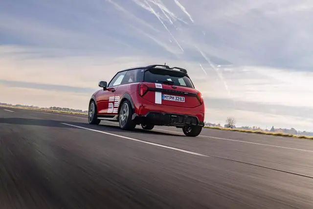 致敬“52号”传奇，Mini 1965胜利版官图发布 -1