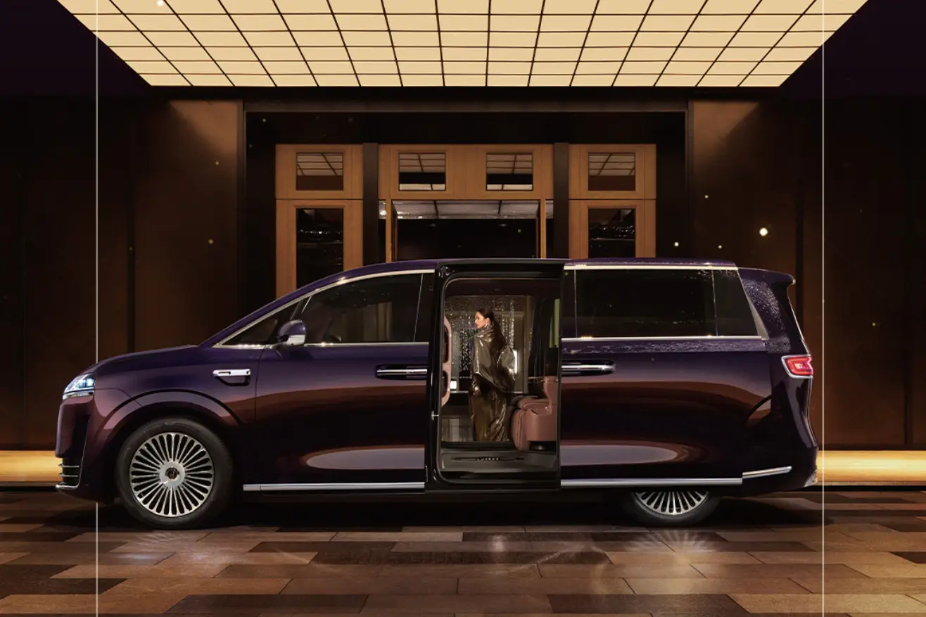 50万级MPV市场要变天？智界V9首发绒霞紫内饰+华为增程系统 -1