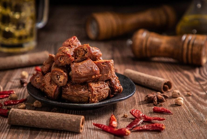 曾坐拥万店，今一夜戴帽：鸭脖一哥绝味，怎么就凉透了？ -1